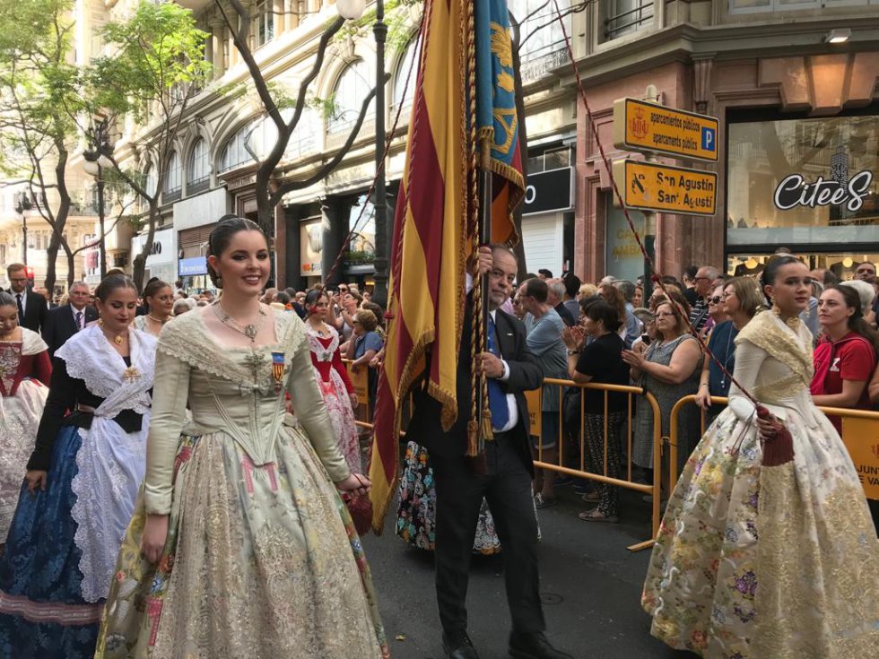 Las Falleras Mayores de València también han participado en la procesión cívica, portando una Senyera Las Falleras Mayores de València también han participado en la procesión cívica, portando una Senyera