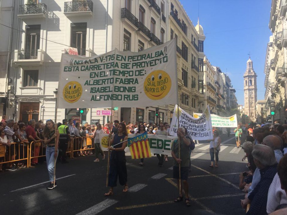 Algunos ciudadanos han llevado sus reivindicaciones hasta la manifestación cívica del Nou d'Octubre Algunos ciudadanos han llevado sus reivindicaciones hasta la manifestación cívica del Nou d'Octubre