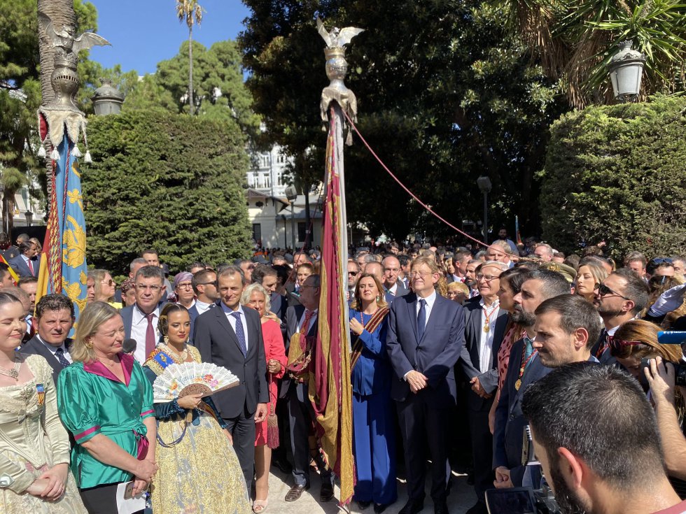Los participantes en la procesión han realizado la tradicional ofrenda de flores institucional delante de la estatua del Rey Jaume I, en el Parterre Los participantes en la procesión han realizado la tradicional ofrenda de flores institucional delante de la estatua del Rey Jaume I, en el Parterre