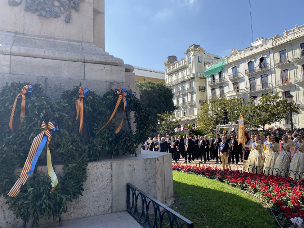 Los participantes en la procesión han realizado la tradicional ofrenda de flores institucional delante de la estatua del Rey Jaume I, en el Parterre Los participantes en la procesión han realizado la tradicional ofrenda de flores institucional delante de la estatua del Rey Jaume I, en el Parterre