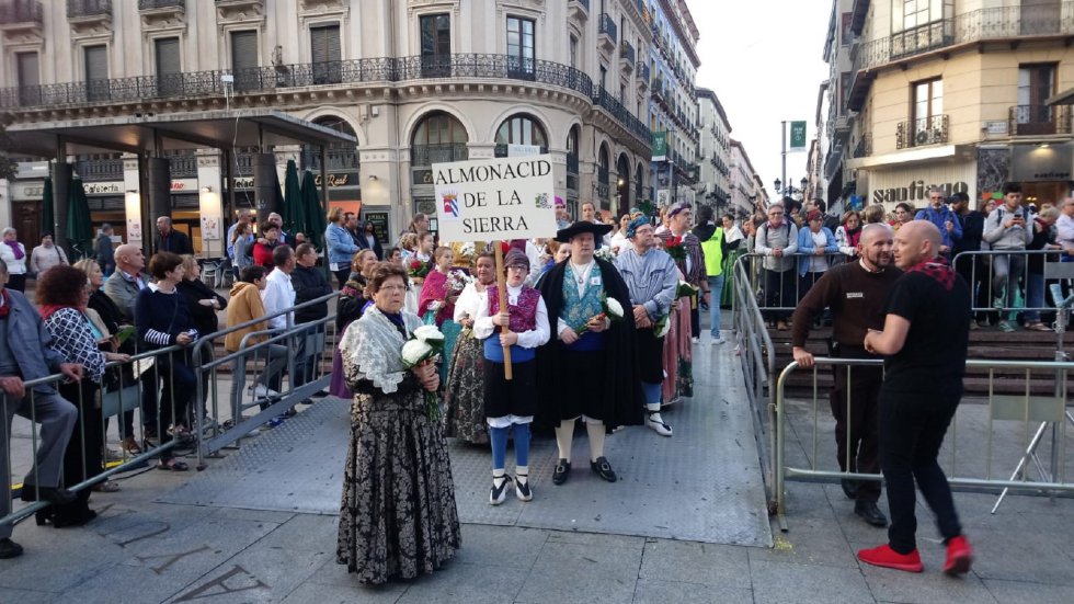 Los primeros grupos en realizar la Ofrenda aguardan su turno Los primeros grupos en realizar la Ofrenda aguardan su turno