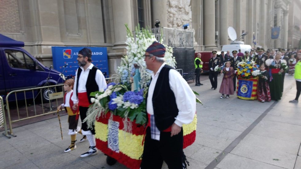 Primeros oferentes de la mañana, muy cerca de la Virgen Primeros oferentes de la mañana, muy cerca de la Virgen