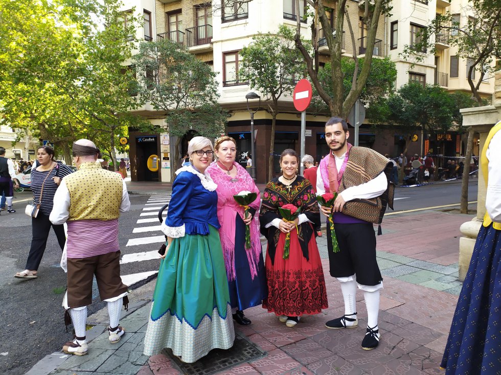 Familias y grupos de amigos llenan las calles de la capital Familias y grupos de amigos llenan las calles de la capital
