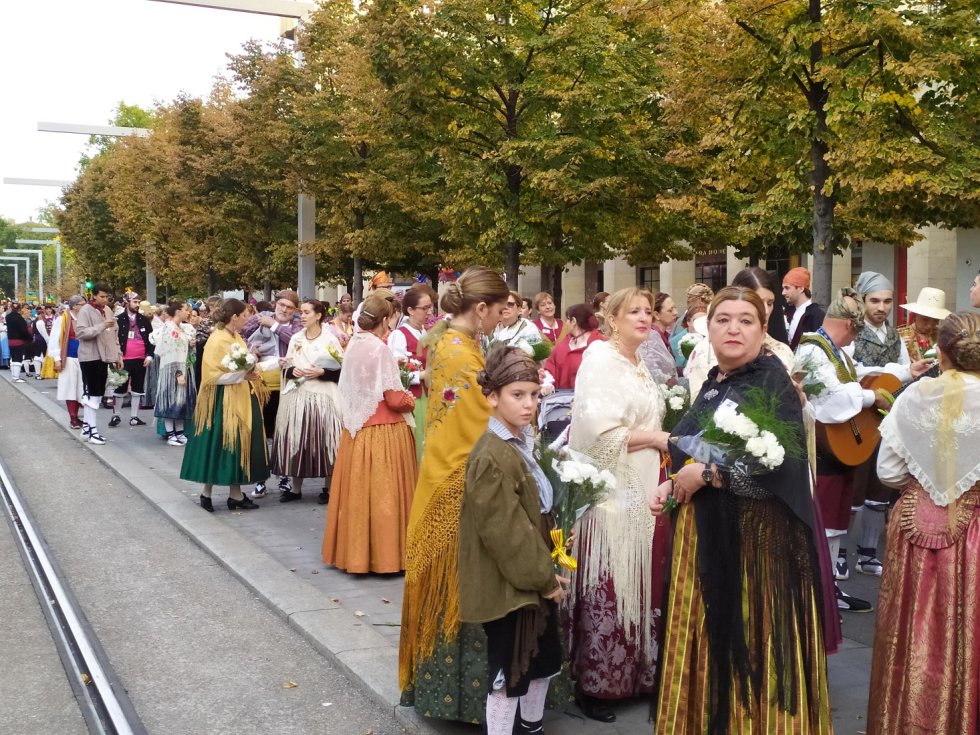 Desfile colorido de los grupos que quieren dejar sus flores a la Virgen Desfile colorido de los grupos que quieren dejar sus flores a la Virgen
