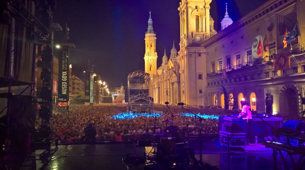 Miles de personas abarrotaron la plaza del Pilar para ver a Amaral, concierto de Los40 y Radio Zaragoza, el más multitudinario de las fiestas del Pilar 2019. Miles de personas abarrotaron la plaza del Pilar para ver a Amaral, concierto de Los40 y Radio Zaragoza, el más multitudinario de las fiestas del Pilar 2019.