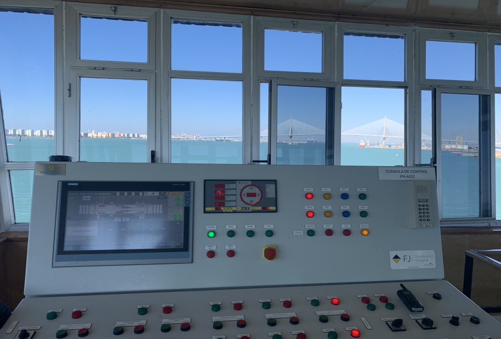 Con estos botones y pantalla se controla desde la torre de control la apertura del puente Carranza, con impresionantes vistas al puente de la Constitución de 1812 Con estos botones y pantalla se controla desde la torre de control la apertura del puente Carranza, con impresionantes vistas al puente de la Constitución de 1812