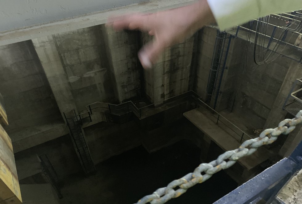 La torre de control cuenta con este pozo de 40 metros de profundidad por debajo del nivel del mar, lo que da una idea de la complejidad de esta infraestructura La torre de control cuenta con este pozo de 40 metros de profundidad por debajo del nivel del mar, lo que da una idea de la complejidad de esta infraestructura