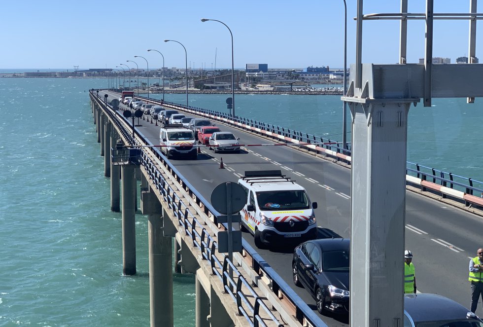 Los coches que esperan a la apertura y cierre del puente son detenidos por una barrera. Ser testigos de este momento desde el propio puente suele aprovecharse por conductores para hacerse fotos Los coches que esperan a la apertura y cierre del puente son detenidos por una barrera. Ser testigos de este momento desde el propio puente suele aprovecharse por conductores para hacerse fotos