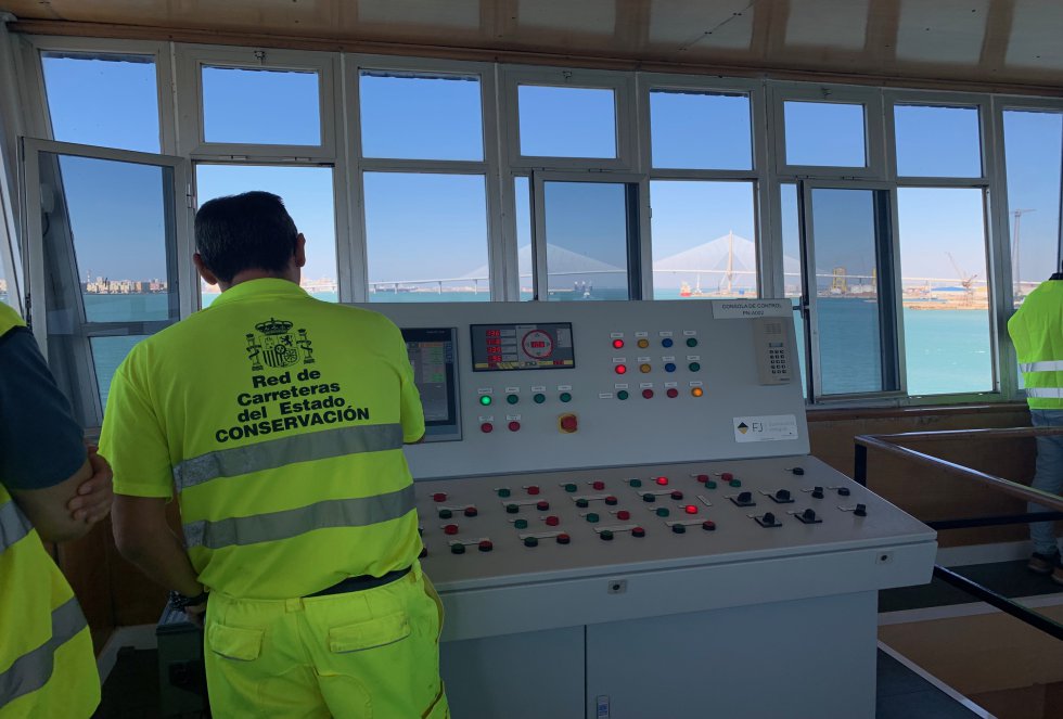 Un simple botón desde la torre de control acciona el sistema hidráulico de apertura del puente, aunque presionar este botón conlleva un coordinado trabajo en equpo y de seguridad técnica Un simple botón desde la torre de control acciona el sistema hidráulico de apertura del puente, aunque presionar este botón conlleva un coordinado trabajo en equpo y de seguridad técnica