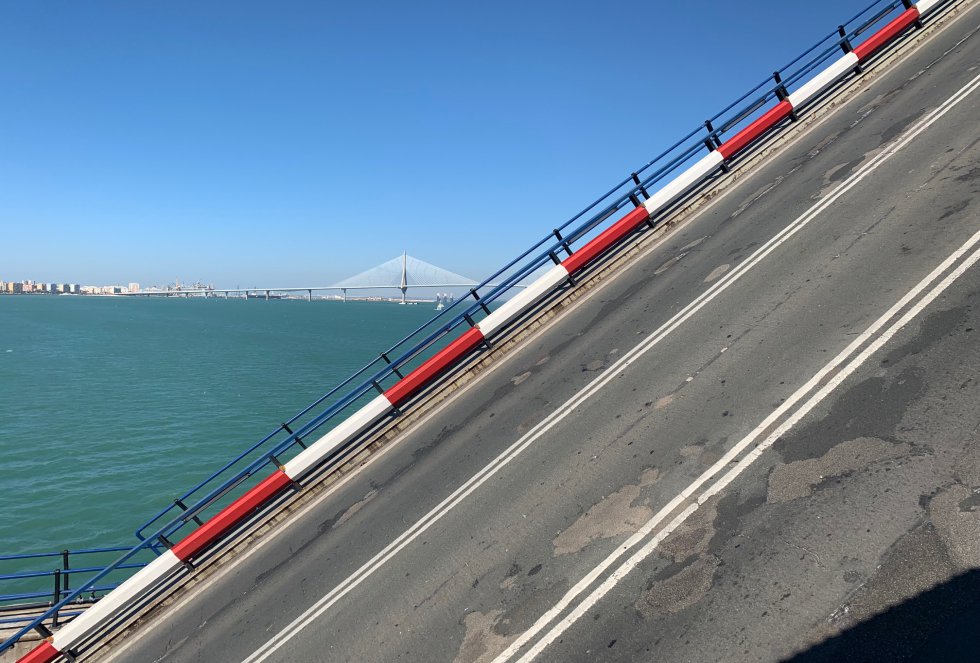 Uno de los semitramos móviles se eleva sobre la bahía de Cádiz, con el segundo puente al fondo Uno de los semitramos móviles se eleva sobre la bahía de Cádiz, con el segundo puente al fondo