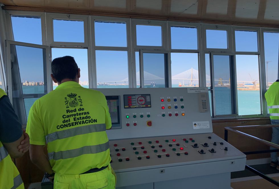 Una vez el barco ha pasado, se vuelve a accionar un botón para cerrar los semitramos móviles Una vez el barco ha pasado, se vuelve a accionar un botón para cerrar los semitramos móviles
