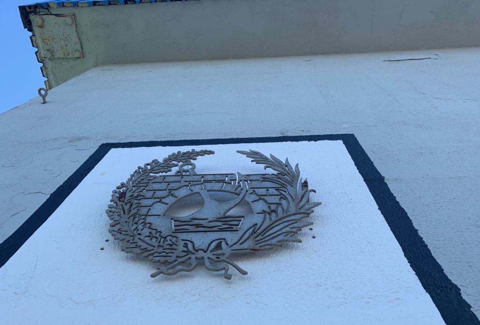 Detalle de la fachada de la torre de control del puente José León de Carranza Detalle de la fachada de la torre de control del puente José León de Carranza