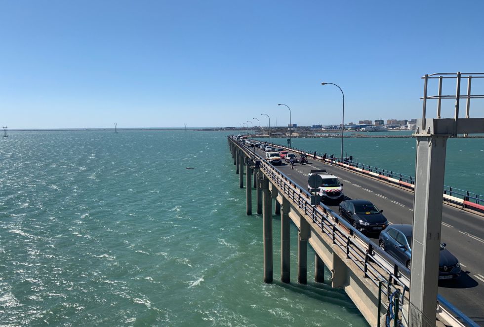Tras unos 15 minutos, se vuelven a abrir las barreras de cada lado del puente y los coches vuelven a circular por el puente Carranza Tras unos 15 minutos, se vuelven a abrir las barreras de cada lado del puente y los coches vuelven a circular por el puente Carranza