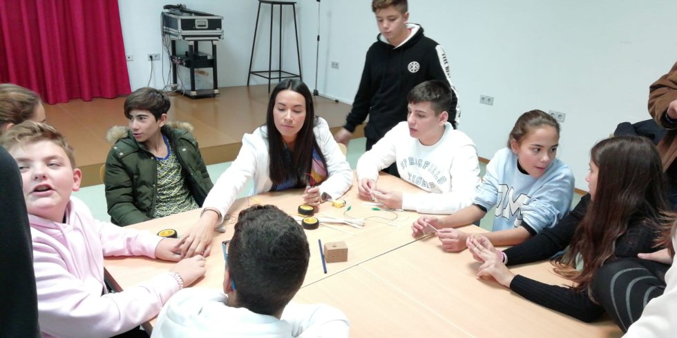 Los adolescentes realizan uno de los talleres de la Semana de Repsol de Puertollano Los adolescentes realizan uno de los talleres de la Semana de Repsol de Puertollano