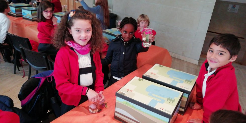 Los más pequeños jugando en uno de los talleres de la Semana de Repsol de Puertollano Los más pequeños jugando en uno de los talleres de la Semana de Repsol de Puertollano