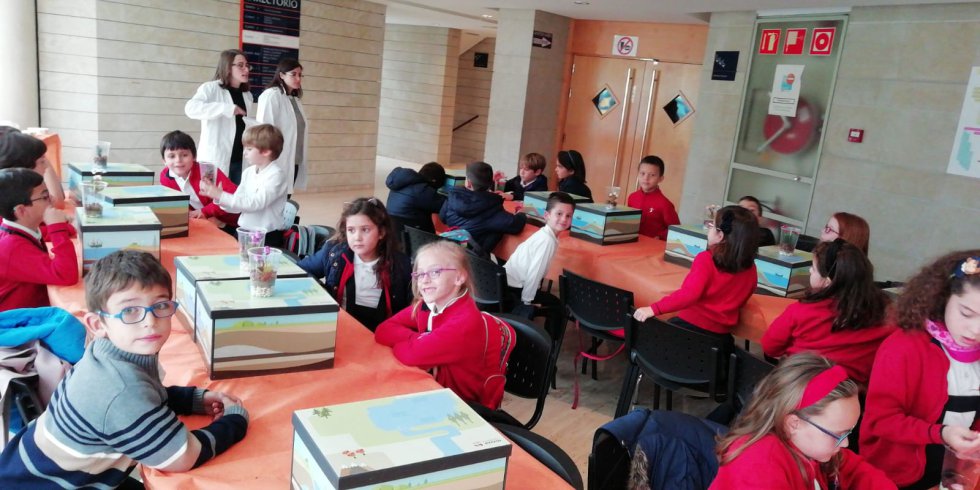 Los más pequeños jugando en uno de los talleres de la Semana de Repsol de Puertollano Los más pequeños jugando en uno de los talleres de la Semana de Repsol de Puertollano