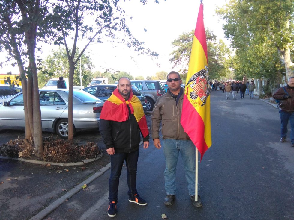 Dos ciudanos en Mingorrubio portando banderas. Al menos una de ella es preconsitucional Dos ciudanos en Mingorrubio portando banderas. Al menos una de ella es preconsitucional