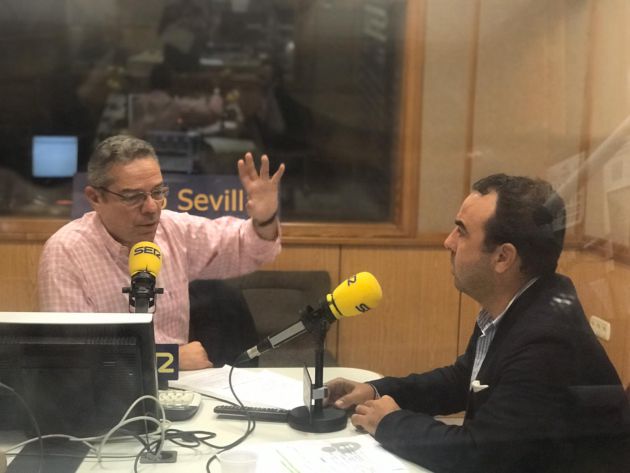 Miguel Trujillo, presidente de Alianza Sevilla, charlando con Salomón Hachuel en el estudio de Radio Sevilla
