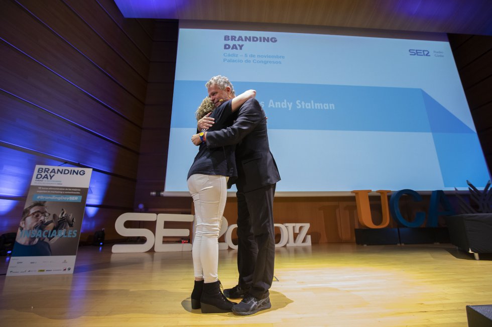 "Todos abrazamos en el mismo idioma", dijo Stalman. "Ocho abrazos de seis segundos por día sirven para ser más felices" "Todos abrazamos en el mismo idioma", dijo Stalman. "Ocho abrazos de seis segundos por día sirven para ser más felices"