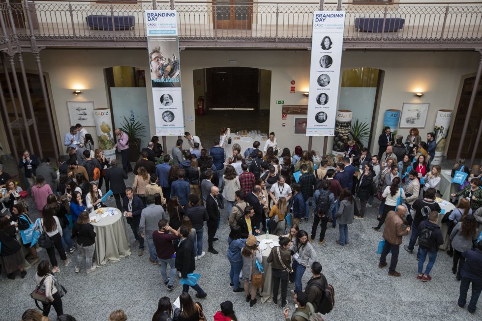 El público llena el patio del Palacio de Congresos de Cádiz durante el coffee-break de la jornada de la mañana El público llena el patio del Palacio de Congresos de Cádiz durante el coffee-break de la jornada de la mañana
