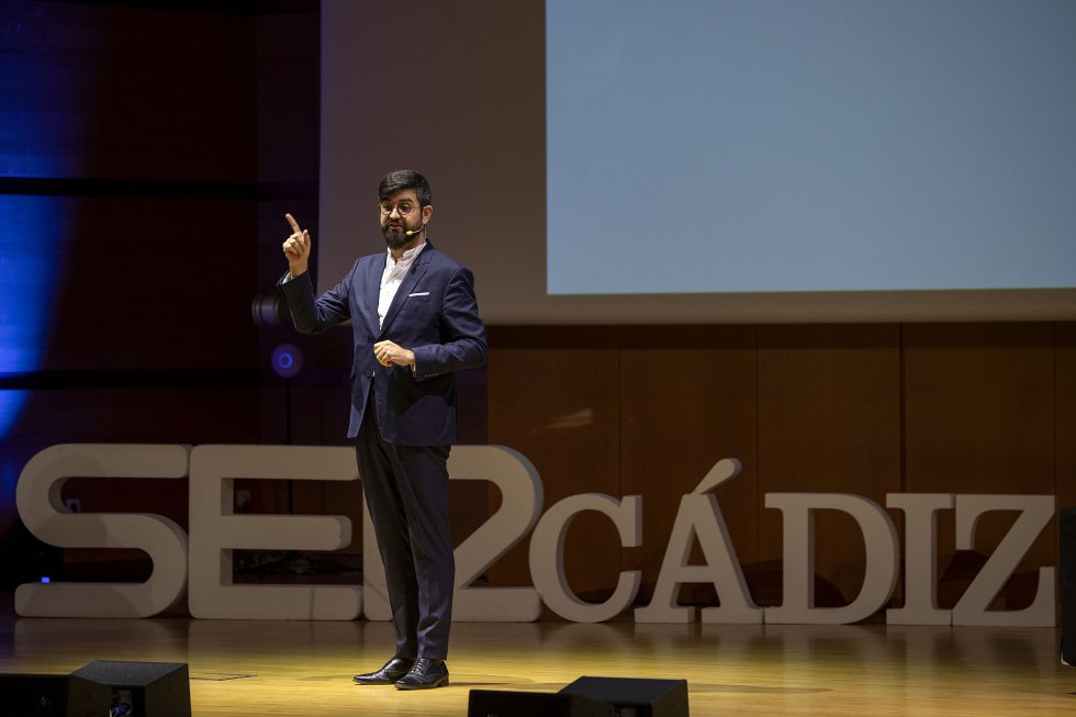 Manu Sánchez interviene en el Branding Day para reivindicar la esencia de uno mismo y el humor como recurso. "Uno se siente poderoso cuando mis jefes saben que no necesito trabajar para ellos" Manu Sánchez interviene en el Branding Day para reivindicar la esencia de uno mismo y el humor como recurso. "Uno se siente poderoso cuando mis jefes saben que no necesito trabajar para ellos"