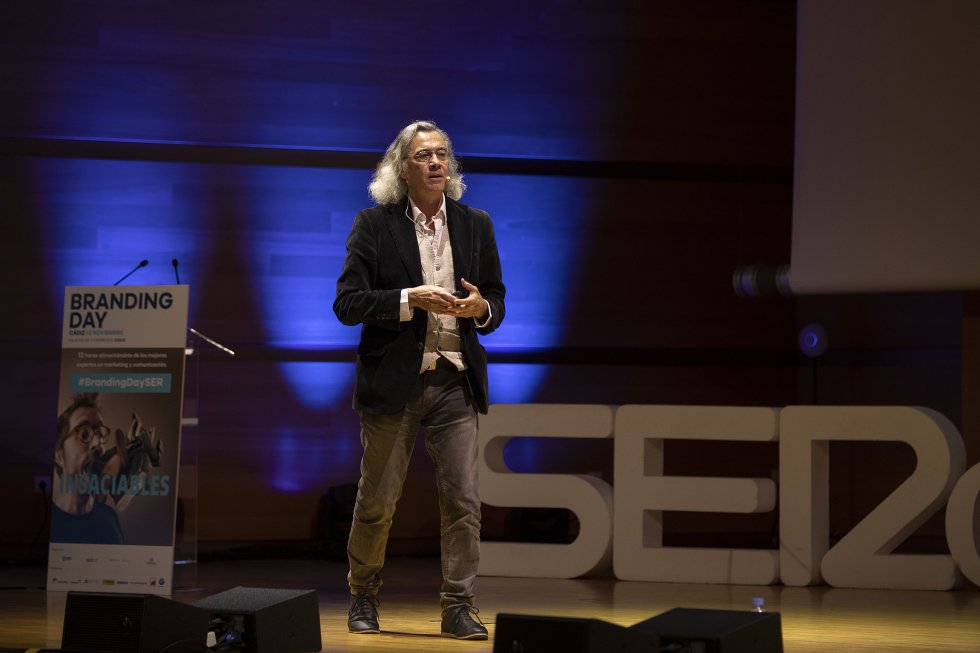 Fernando Beltrán, poeta y nombrador de cosas, emocionó a todo el público con una charla en la que desmontó a aquellos que te tratan de limitar. "No llegarás a nada me decían hasta que encontré el poder de las palabras" Fernando Beltrán, poeta y nombrador de cosas, emocionó a todo el público con una charla en la que desmontó a aquellos que te tratan de limitar. "No llegarás a nada me decían hasta que encontré el poder de las palabras"
