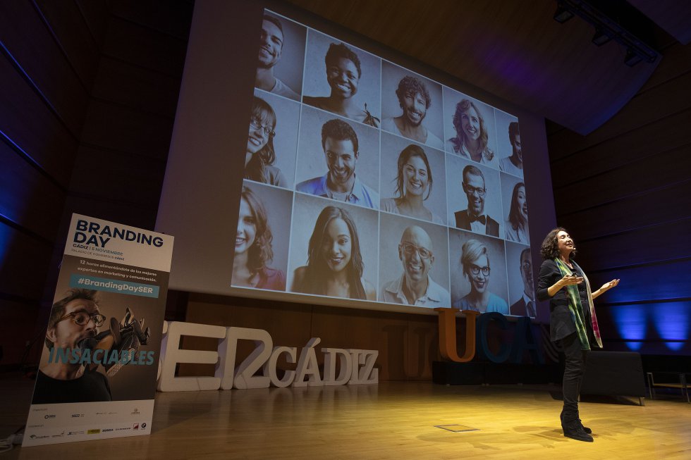Elsa Punset felicitó cumpleaños, incitó a los masajes y animó a buscar lo positivo de las cosas Elsa Punset felicitó cumpleaños, incitó a los masajes y animó a buscar lo positivo de las cosas