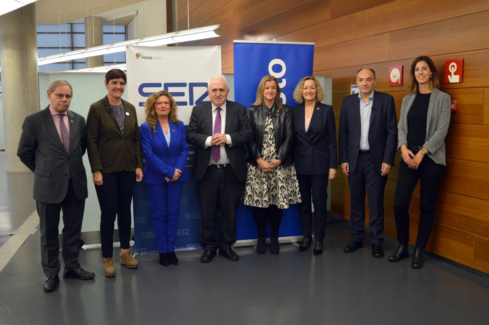 De izquierda a derecha: Pedro Barreiro, gerente del Consorcio de Aguas Bilbao Bizkaia; Leyre Madariaga, directora de Relaciones Exteriores del Gobierno Vasco; Gotzone Sagardui, teniente alcalde del Ayuntamiento de Bilbao; José María Guibert, rector de la Universidad de Deusto; Teresa Laespada, diputada de Inclusión Social y Empleo; Begoña Marañón, directora de la Cadena SER en Euskadi; Alejandro Martínez, director de Salud y Sostenibilidad de Eroski; Gemma Miró, gerente del área de Responsabilidad Social Corporativa de CaixaBank De izquierda a derecha: Pedro Barreiro, gerente del Consorcio de Aguas Bilbao Bizkaia; Leyre Madariaga, directora de Relaciones Exteriores del Gobierno Vasco; Gotzone Sagardui, teniente alcalde del Ayuntamiento de Bilbao; José María Guibert, rector de la Universidad de Deusto; Teresa Laespada, diputada de Inclusión Social y Empleo; Begoña Marañón, directora de la Cadena SER en Euskadi; Alejandro Martínez, director de Salud y Sostenibilidad de Eroski; Gemma Miró, gerente del área de Responsabilidad Social Corporativa de CaixaBank