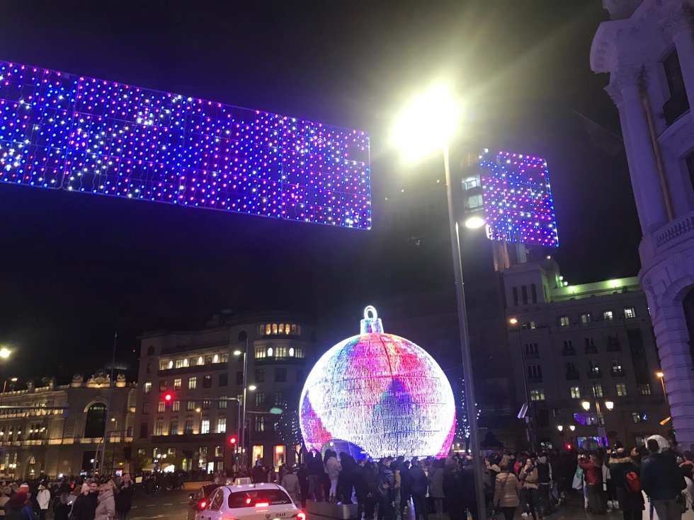 La gran bola se encuentra en la confluencia entre la Gran Vía y la calle Alcalá La gran bola se encuentra en la confluencia entre la Gran Vía y la calle Alcalá