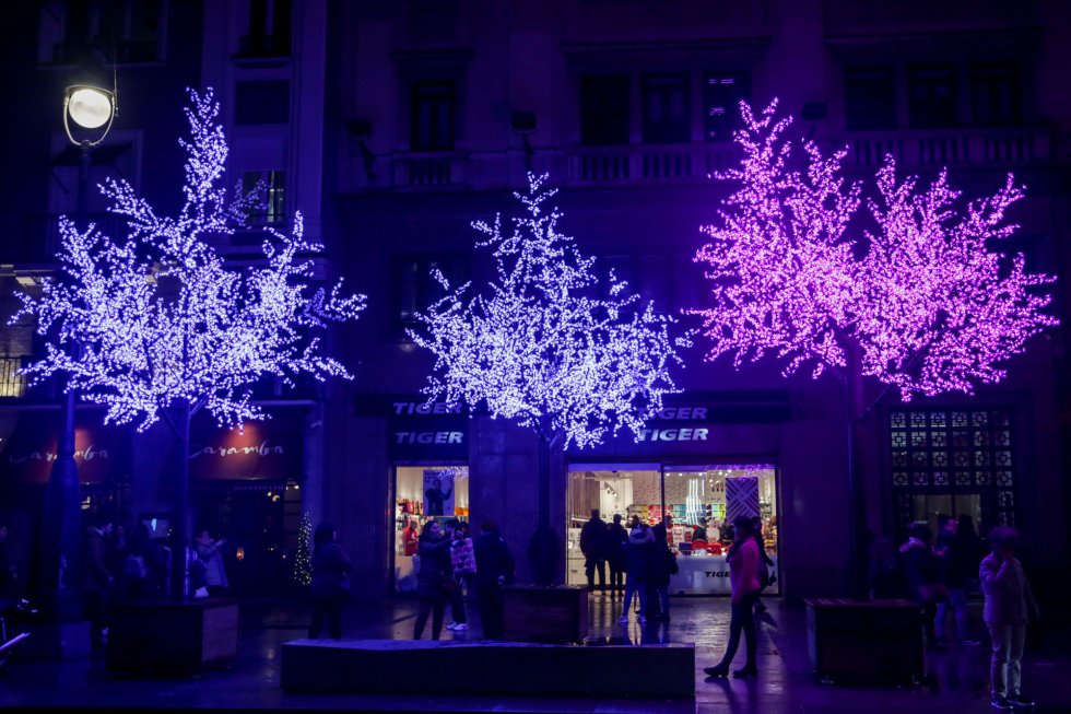 Una calle del centro de Madrid con las luces de navidad tras su encendido, en Madrid a 22 de noviembre de 2019 Una calle del centro de Madrid con las luces de navidad tras su encendido, en Madrid a 22 de noviembre de 2019