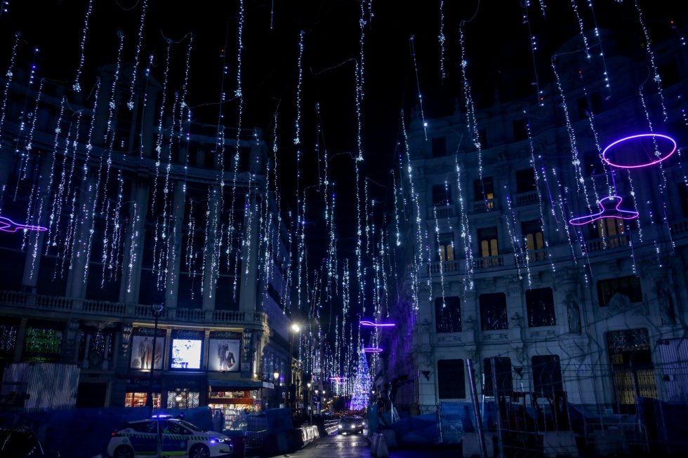 Una calle del centro de Madrid con las luces de navidad tras su encendido, en Madrid a 22 de noviembre de 2019 Una calle del centro de Madrid con las luces de navidad tras su encendido, en Madrid a 22 de noviembre de 2019