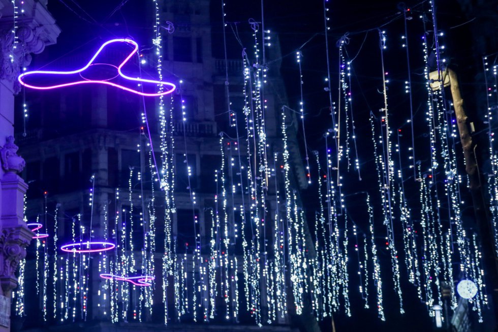 Una calle del centro de Madrid con las luces de navidad tras su encendido, en Madrid a 22 de noviembre de 2019 Una calle del centro de Madrid con las luces de navidad tras su encendido, en Madrid a 22 de noviembre de 2019