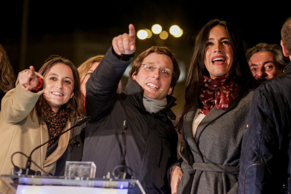 La delegada del Área de Cultura, Turismo y Deporte, Andrea Levy; el alcalde de Madrid, José Luis Martínez-Almeida; y la vicealcaldesa, Begoña Villacís, durante el encendido de las luces de Navidad, en Madrid a 22 de noviembre de 2019. La delegada del Área de Cultura, Turismo y Deporte, Andrea Levy; el alcalde de Madrid, José Luis Martínez-Almeida; y la vicealcaldesa, Begoña Villacís, durante el encendido de las luces de Navidad, en Madrid a 22 de noviembre de 2019.