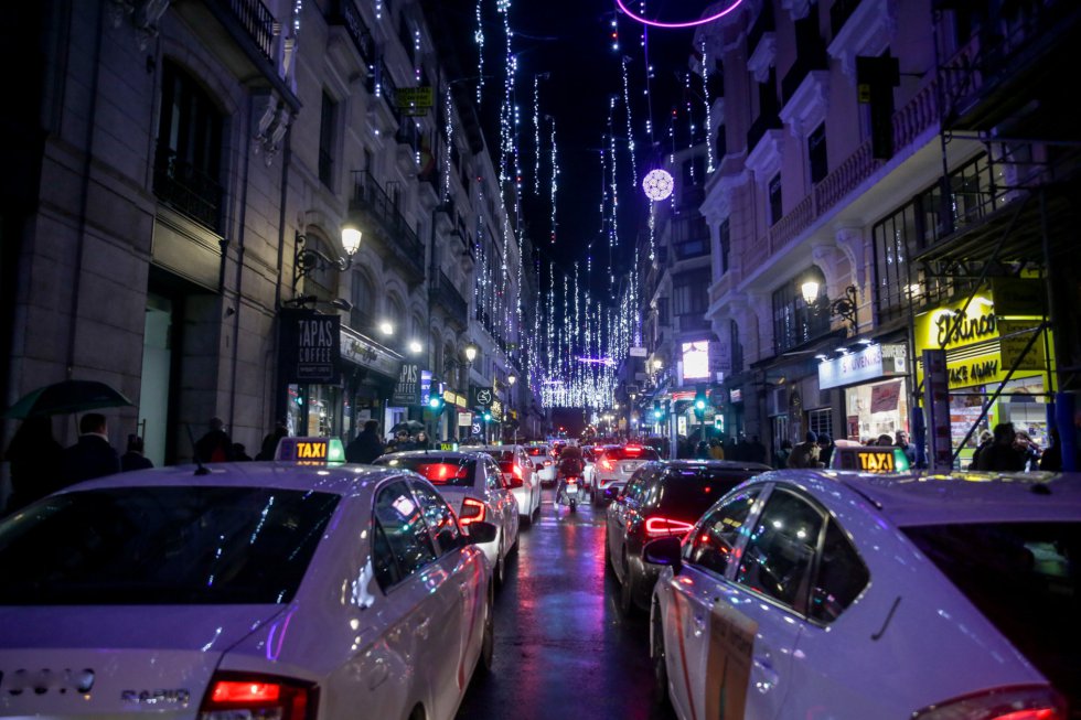 Una calle del centro de Madrid con las luces de navidad tras su encendido, en Madrid a 22 de noviembre de 2019 Una calle del centro de Madrid con las luces de navidad tras su encendido, en Madrid a 22 de noviembre de 2019