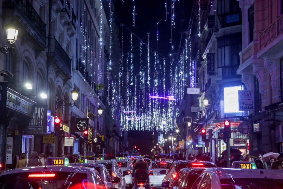 Una calle del centro de Madrid con las luces de navidad tras su encendido, en Madrid a 22 de noviembre de 2019 Una calle del centro de Madrid con las luces de navidad tras su encendido, en Madrid a 22 de noviembre de 2019