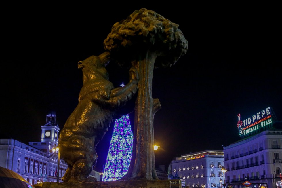 La escultura del 'Oso y el madroño' de la Puerta del Sol, y el árbol de Navidad de la plaza que hoy se ha encendido, en Madrid a 22 de noviembre de 2019 La escultura del 'Oso y el madroño' de la Puerta del Sol, y el árbol de Navidad de la plaza que hoy se ha encendido, en Madrid a 22 de noviembre de 2019