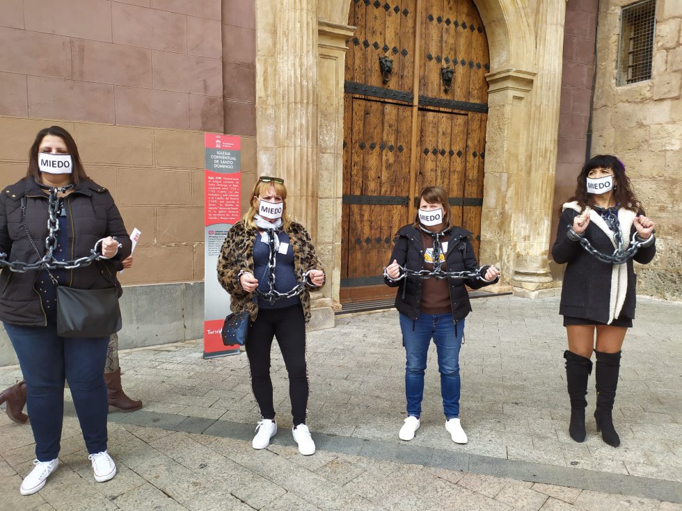 Mujeres encadenadas en la performance de CC.OO, en la plaza de Santo Domingo, con motivo del 25N Mujeres encadenadas en la performance de CC.OO, en la plaza de Santo Domingo, con motivo del 25N