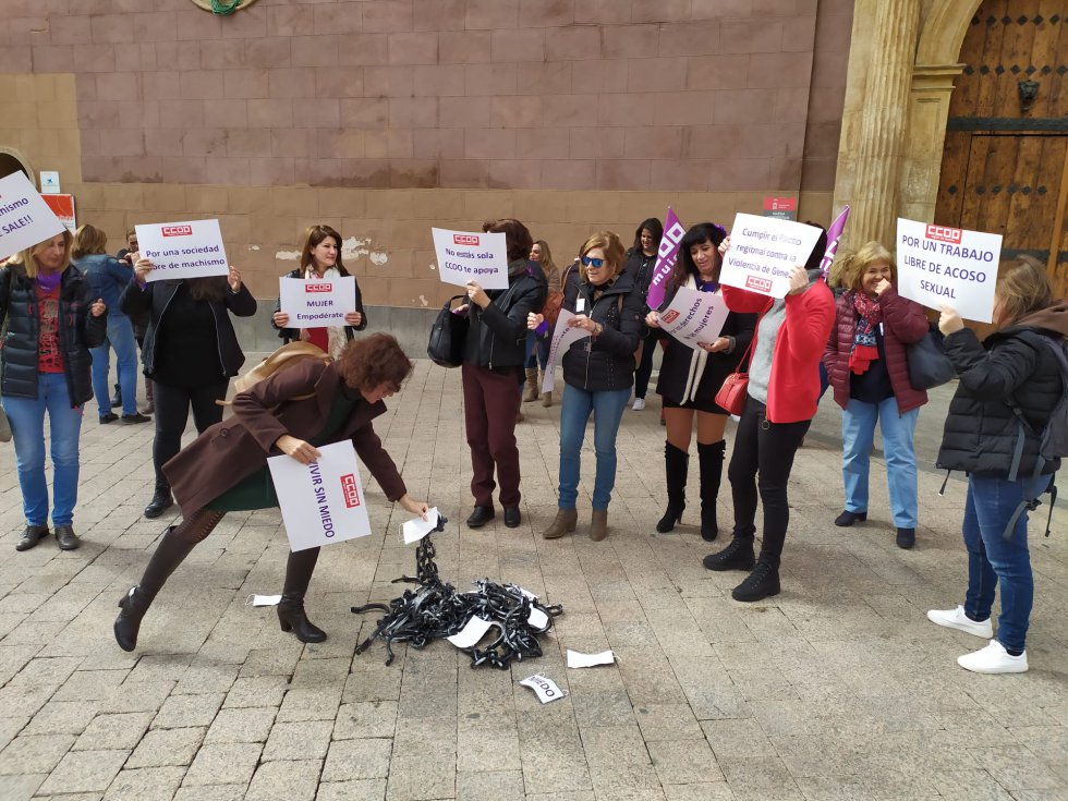 La sororidad rompe las cadenas del machismo en la performance de CCOO con motivo del 25N La sororidad rompe las cadenas del machismo en la performance de CCOO con motivo del 25N
