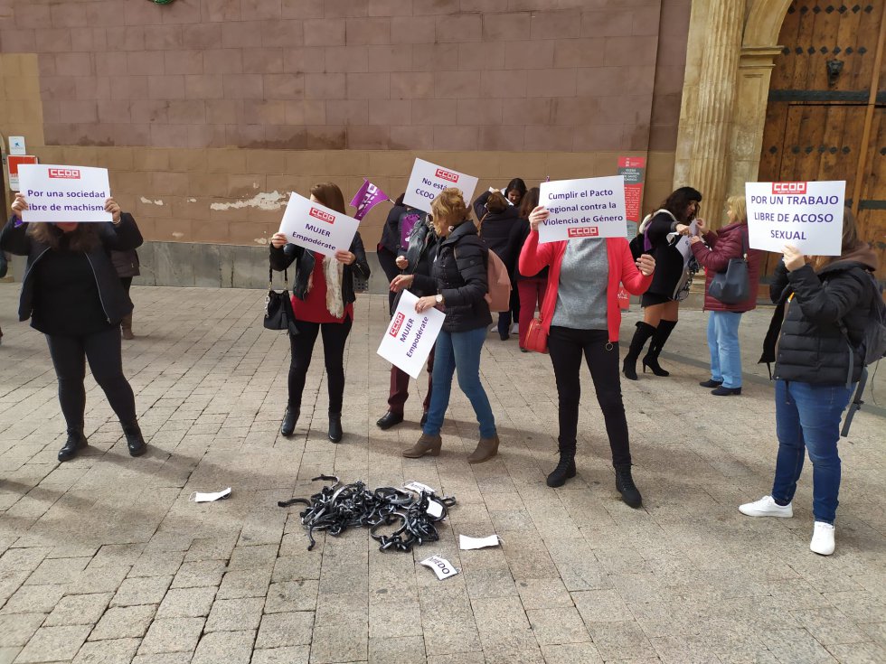 Imagen de la performance realizada por el sector Mujer de CCOO este 25N Imagen de la performance realizada por el sector Mujer de CCOO este 25N