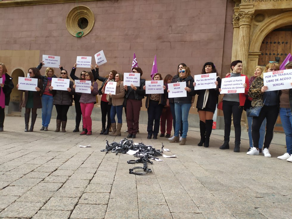 Mujeres reivindican la erradicación de la violencia machista, tras romper sus cadenas, en la perfomance de CCOO este 25N Mujeres reivindican la erradicación de la violencia machista, tras romper sus cadenas, en la perfomance de CCOO este 25N