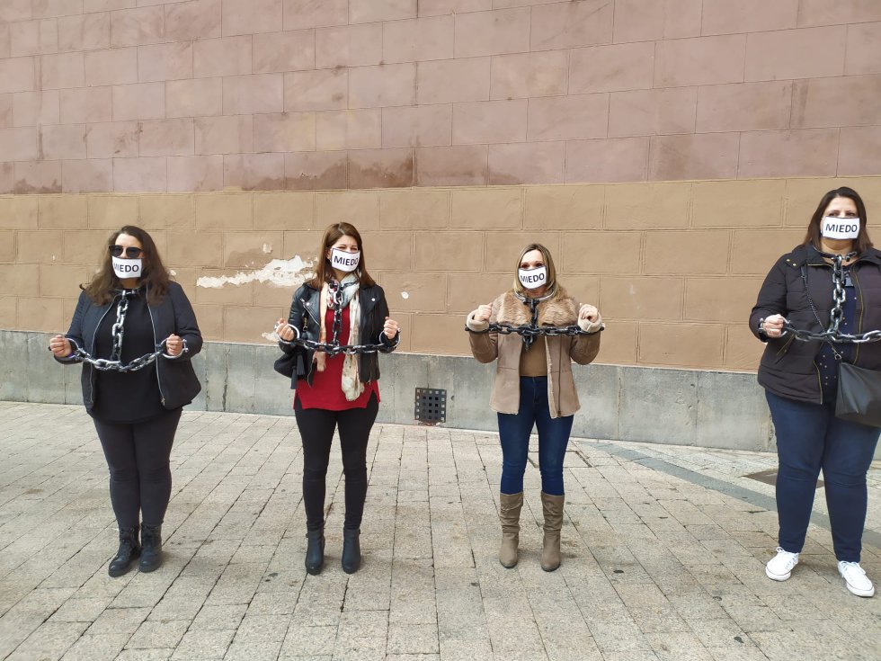 Mujeres encadenadas en la performance de CCOO Mujeres encadenadas en la performance de CCOO