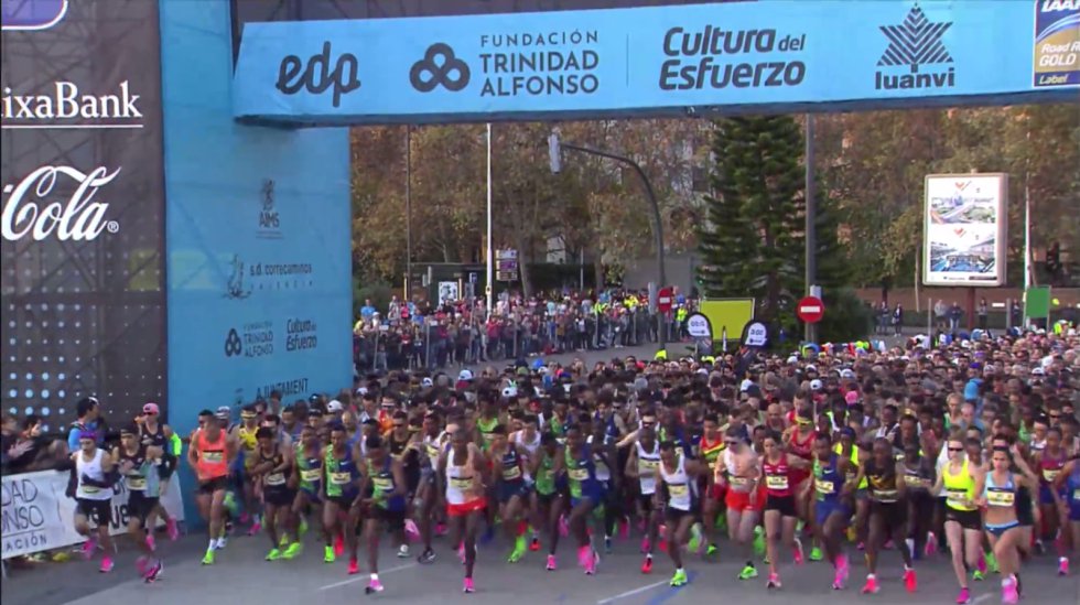 A las ocho y media en punto han salido los primeros corredores de la 42K desde la Ciudad de las Artes y las Ciencias de València A las ocho y media en punto han salido los primeros corredores de la 42K desde la Ciudad de las Artes y las Ciencias de València