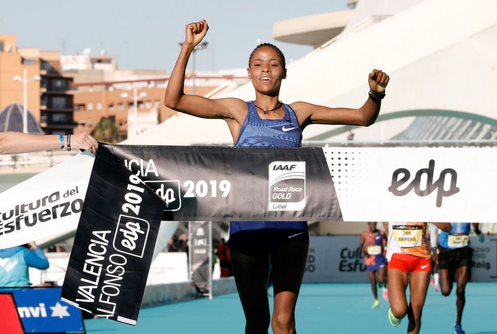 La corredora etíope Roza Dereje se ha impuesto en la 39 edición del Maratón de Valencia Trinidad Alfonso-EDP batiendo el récord de la prueba con un tiempo oficioso de 2:18:30 horas La corredora etíope Roza Dereje se ha impuesto en la 39 edición del Maratón de Valencia Trinidad Alfonso-EDP batiendo el récord de la prueba con un tiempo oficioso de 2:18:30 horas