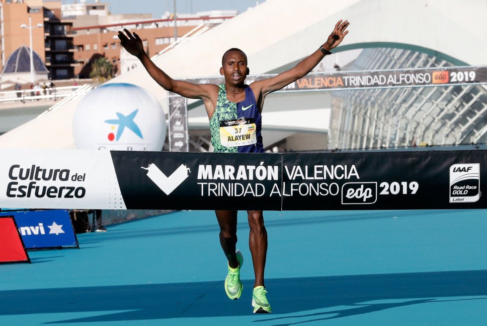 El corredor etíope Kinde Atanaw Alayew han sido el vencedor de la 39 edición del Maratón de Valencia Fundación Trinidad Alfonso-EDP, en su debut en la distancia, al imponerse con un tiempo oficioso de 2:03:53 horas, que ha supuesto rebajar el tiempo de la prueba valenciana que era de 2.04:31 El corredor etíope Kinde Atanaw Alayew han sido el vencedor de la 39 edición del Maratón de Valencia Fundación Trinidad Alfonso-EDP, en su debut en la distancia, al imponerse con un tiempo oficioso de 2:03:53 horas, que ha supuesto rebajar el tiempo de la prueba valenciana que era de 2.04:31