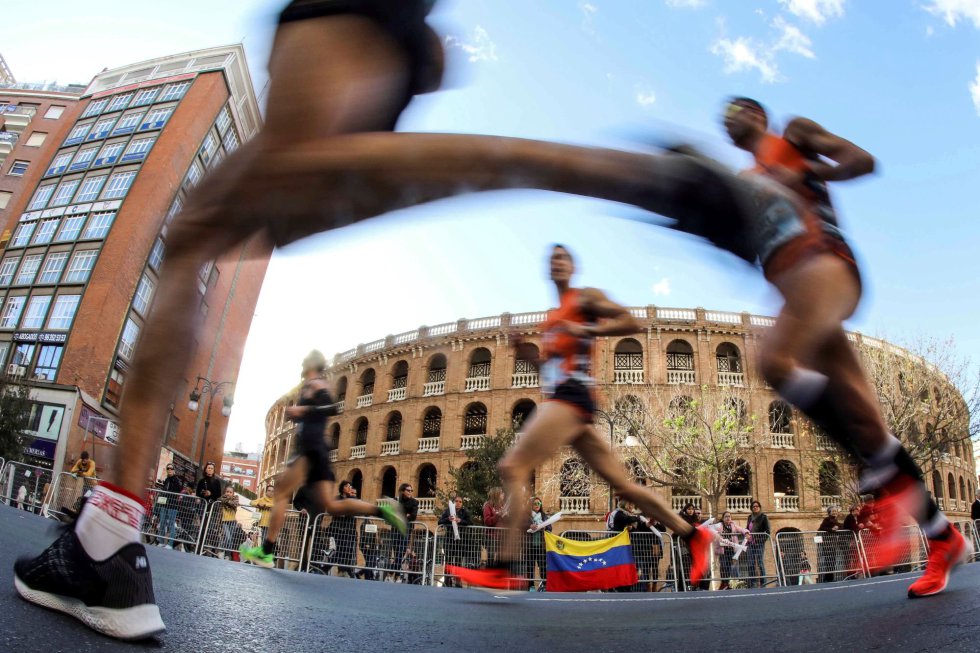 Los corredores participantes en la edición número 39 del Maratón Valencia Trinidad Alfonso, a su paso por la Plaza de Toros Los corredores participantes en la edición número 39 del Maratón Valencia Trinidad Alfonso, a su paso por la Plaza de Toros