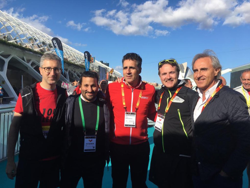 Los consellers Vicent Marzà y Arcadi España y el concejal Giuseppe Grezzi
se han fotografiado con Miguel Induráin en la meta de la 10K de València Los consellers Vicent Marzà y Arcadi España y el concejal Giuseppe Grezzi
se han fotografiado con Miguel Induráin en la meta de la 10K de València
