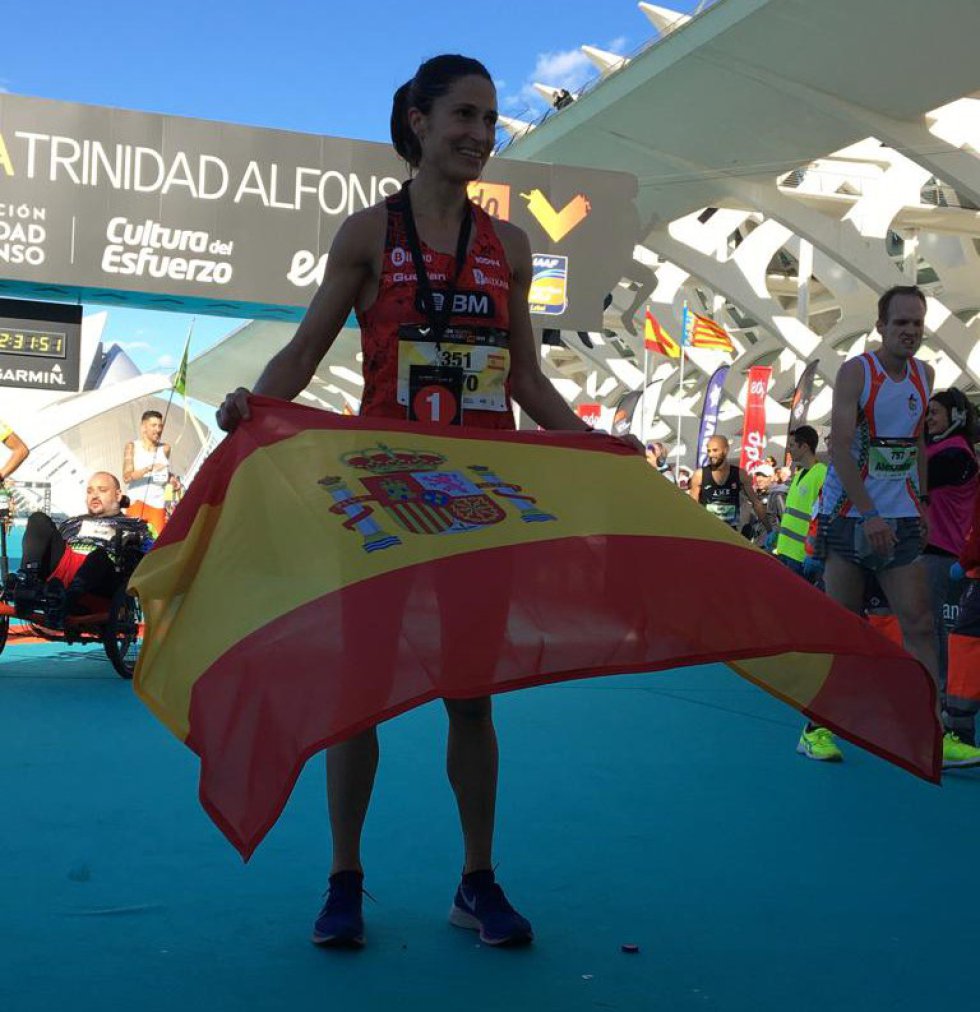 Elena Loyo ha sido la primera española en entrar a meta con un crono de 2h30:57. Tras ella han entrado Irene Pelayo en segunda posición (2h32:15) y Gema Barrachina (2h33:29) en tercera. Elena Loyo ha sido la primera española en entrar a meta con un crono de 2h30:57. Tras ella han entrado Irene Pelayo en segunda posición (2h32:15) y Gema Barrachina (2h33:29) en tercera.