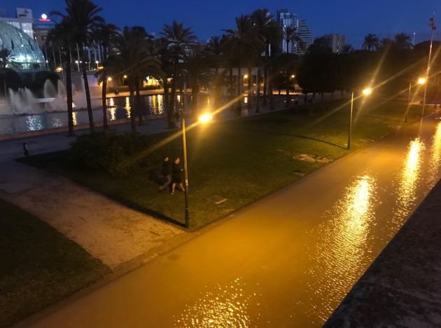 València Una fuga de agua causa una inundación en el viejo cauce del