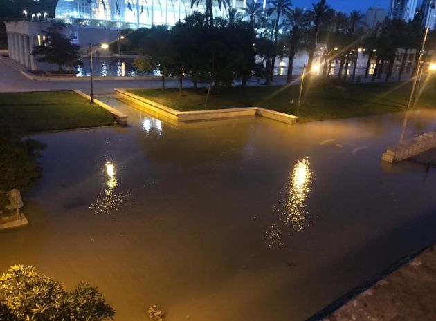 València Una fuga de agua causa una inundación en el viejo cauce del