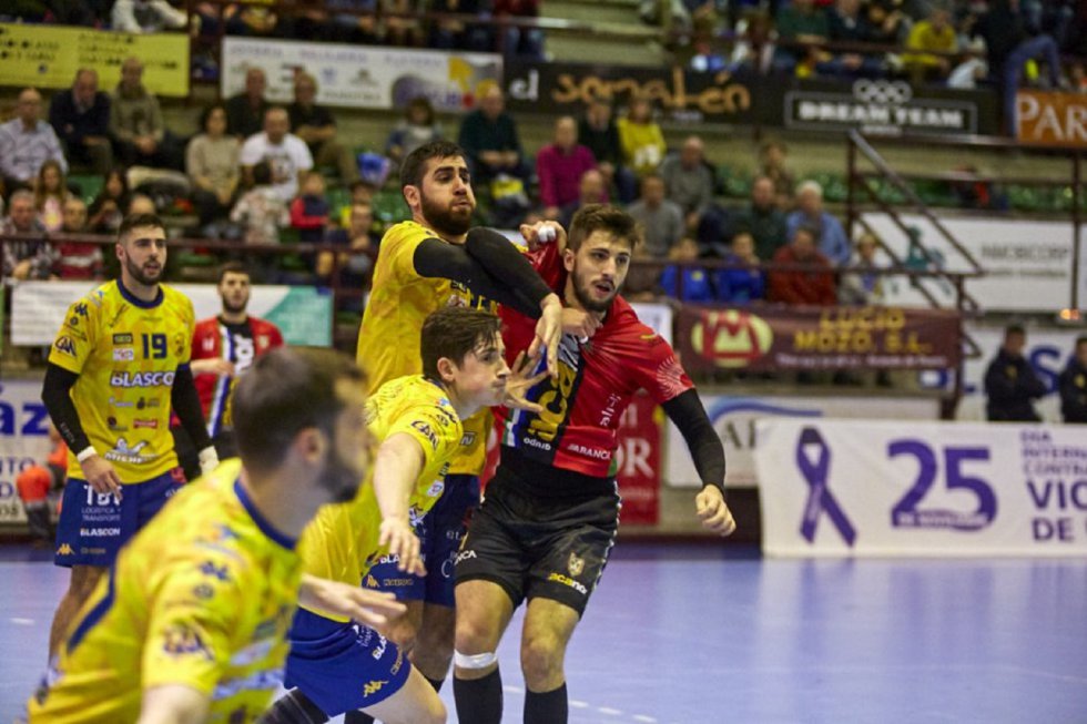 El triunfo del BlasGón y Bodegas Ceres frente a Novás (26-22) dejó instantáneas como estas en el Príncipe de Asturias. El triunfo del BlasGón y Bodegas Ceres frente a Novás (26-22) dejó instantáneas como estas en el Príncipe de Asturias.